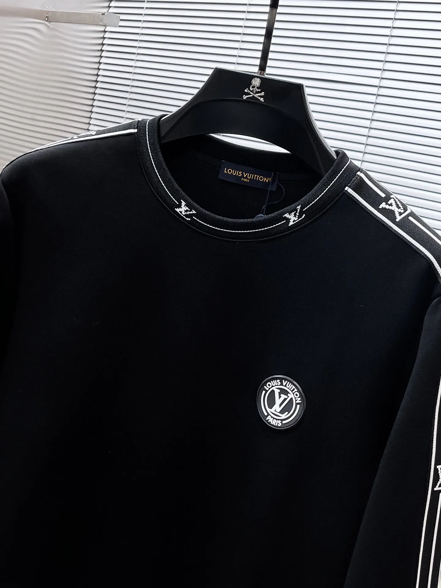 🅿️540 [LV Louis Vuitton] hot-selling suit is coming. Focus on the original version of the official website. 2025 new hot-selling round neck sweatshirt suit. The original order is the best 🇭🇰. It is the meticulous work of top designers for a fitting and perfect upper body effect. All-natural high-quality Tencel Roman cotton 100%, close-fitting comfort, noble and elegant! Original hardware embodies elegance and nobility! Counter size: M-3XL (maximum wear up to 190 pounds)